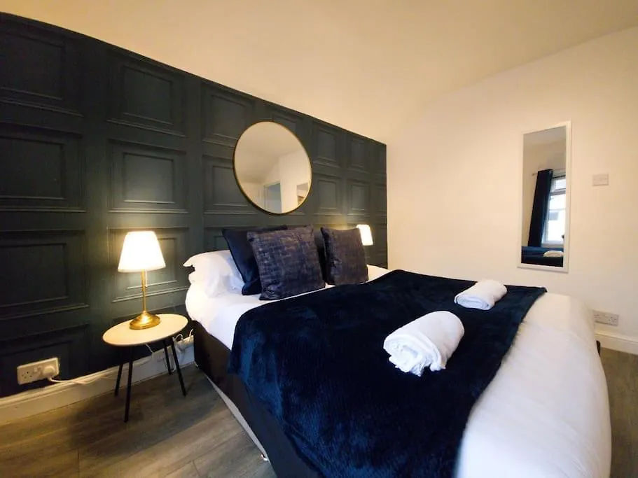 King Bed Apartment By Property Promise Cardiff 0*,