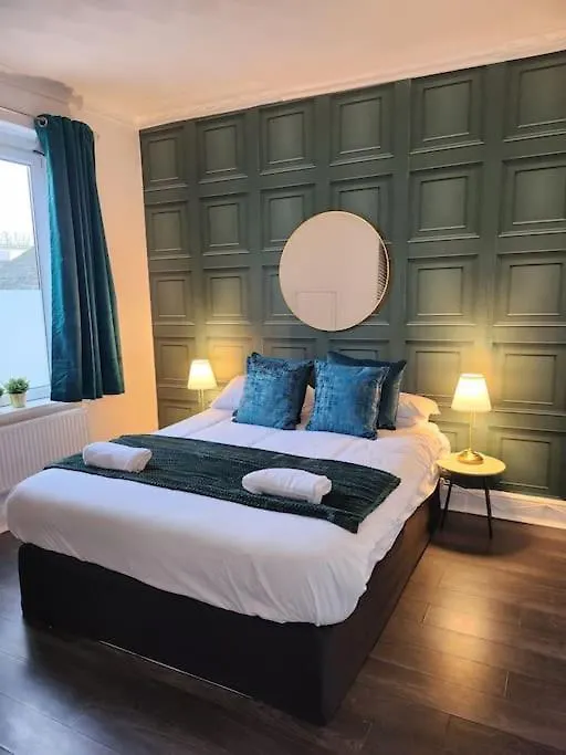 King Bed Apartment By Property Promise Cardiff